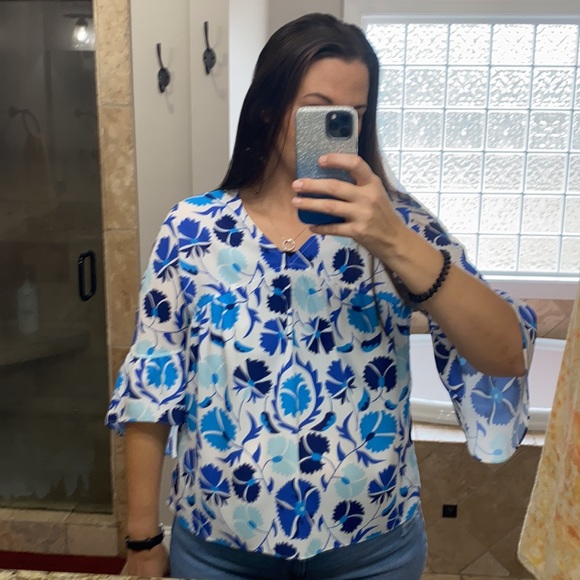 Crosby by mollie burch blue flower top/ button in back size small - Picture 4 of 7